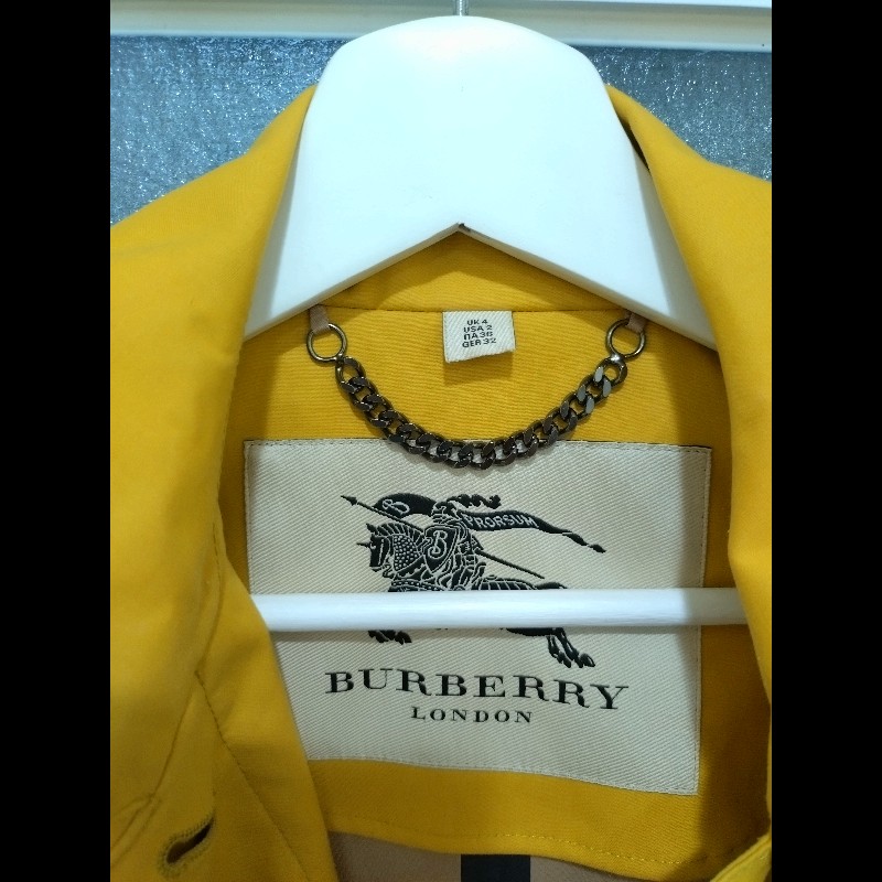 Burberry 黃色單排黑釦風衣-11