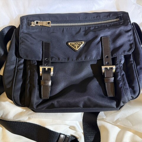 Prada 黑色尼龍側背包