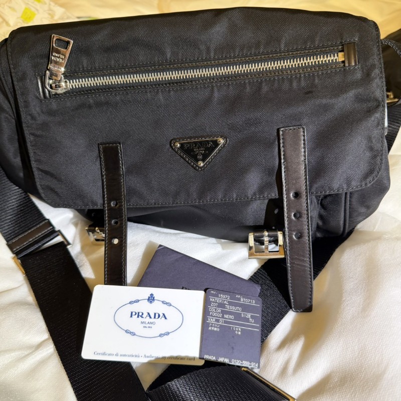 Prada 黑色尼龍側背包-1