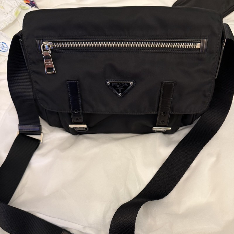 Prada 黑色尼龍側背包-2