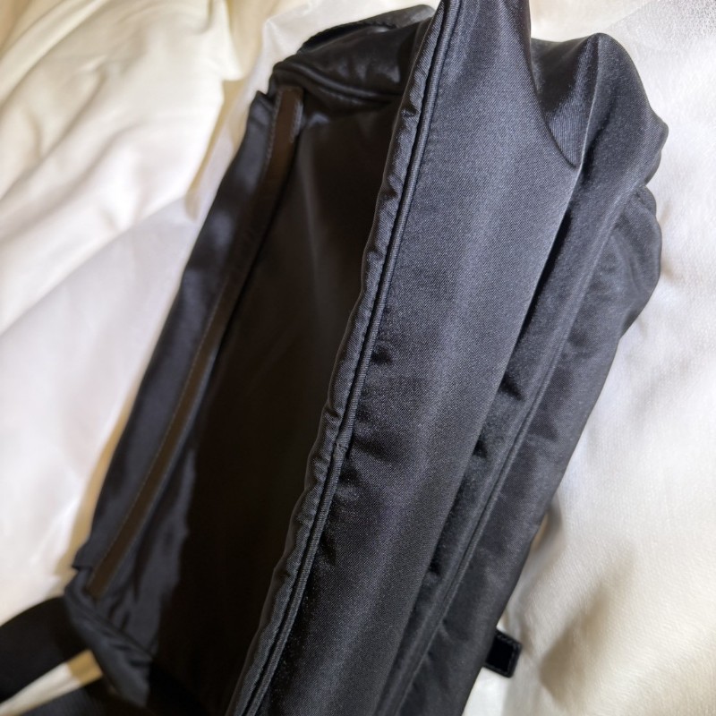 Prada 黑色尼龍側背包-8