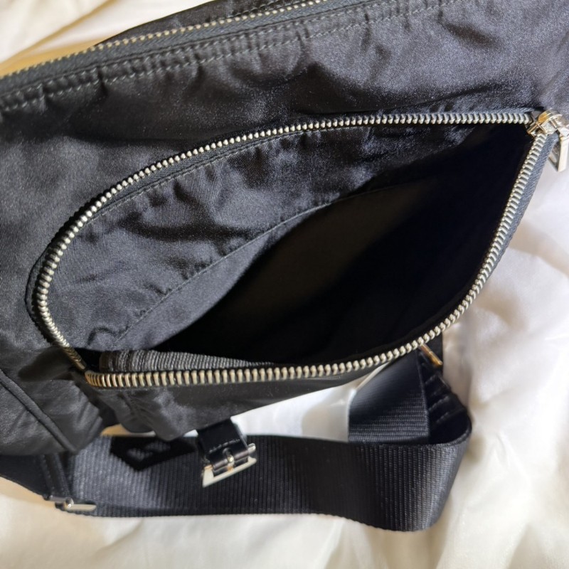 Prada 黑色尼龍側背包-10