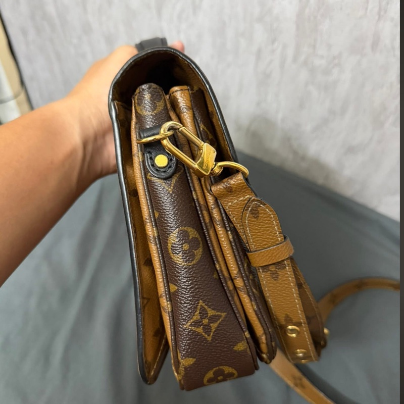 Lv拼色老花郵差包-3