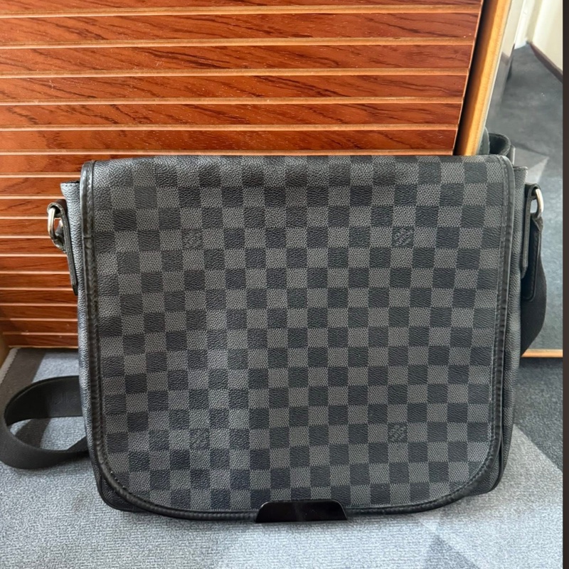 N58029  Lv棋盤格側背包-0