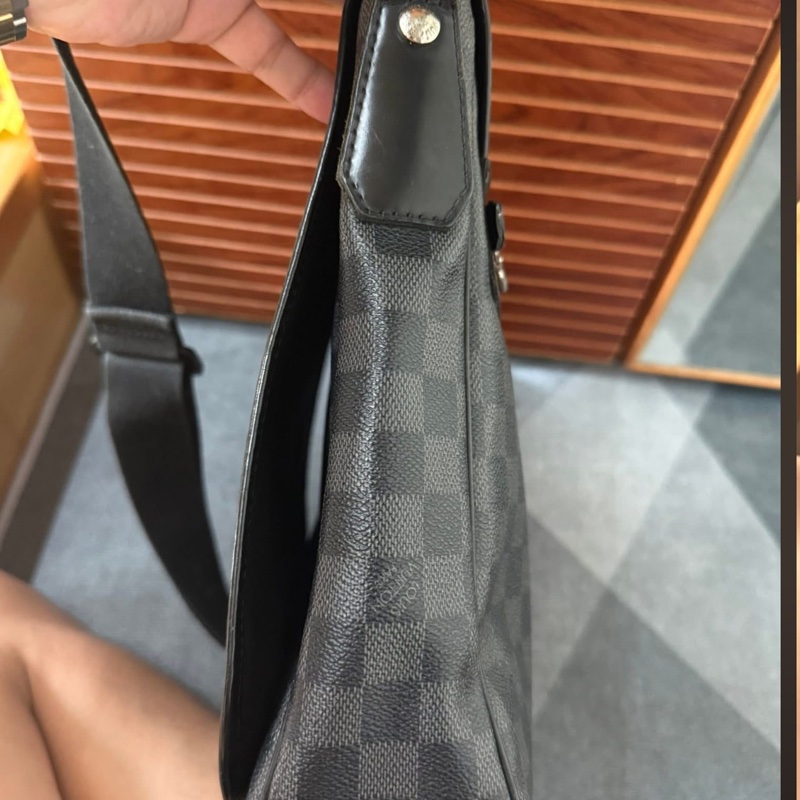 N58029  Lv棋盤格側背包-2