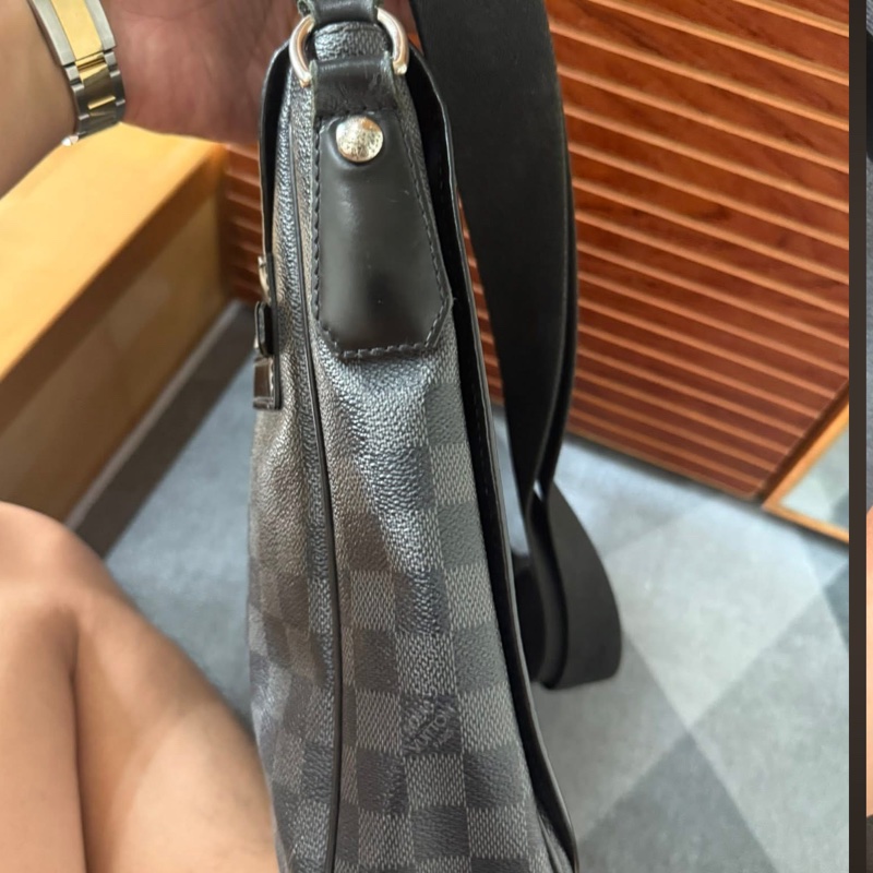 N58029  Lv棋盤格側背包-3