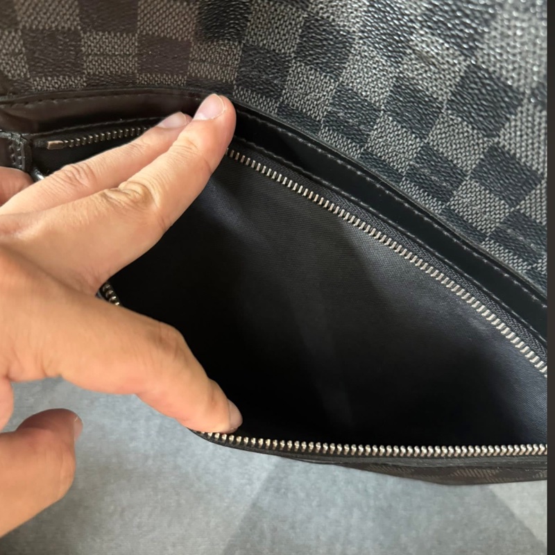 N58029  Lv棋盤格側背包-4