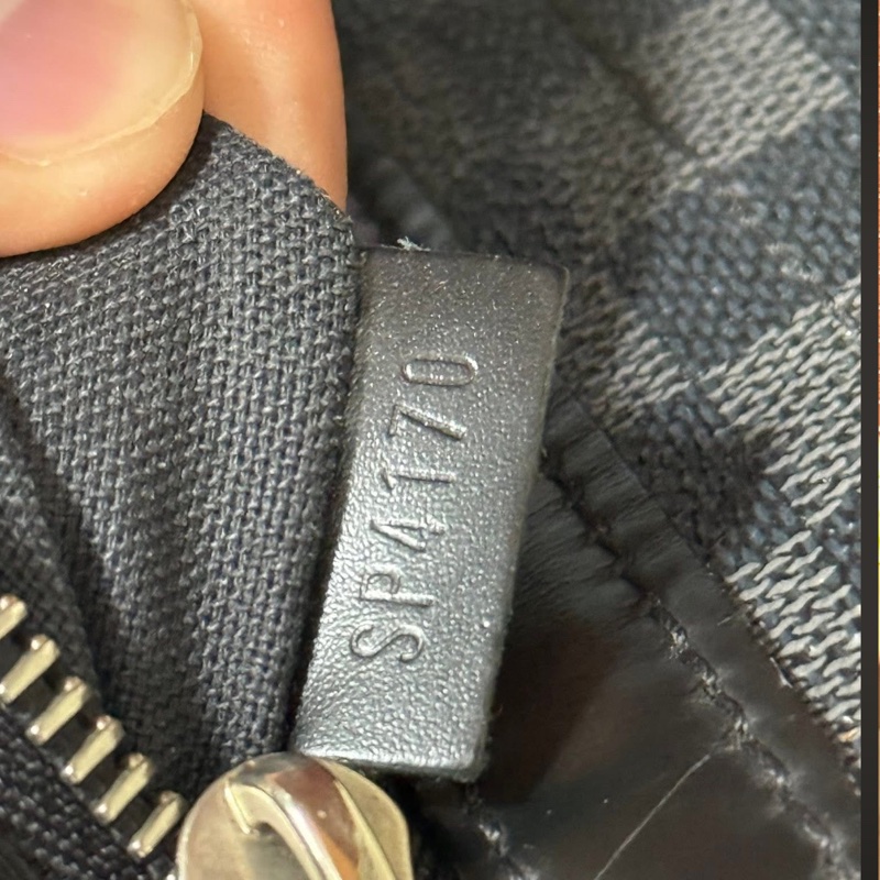 N58029  Lv棋盤格側背包-6