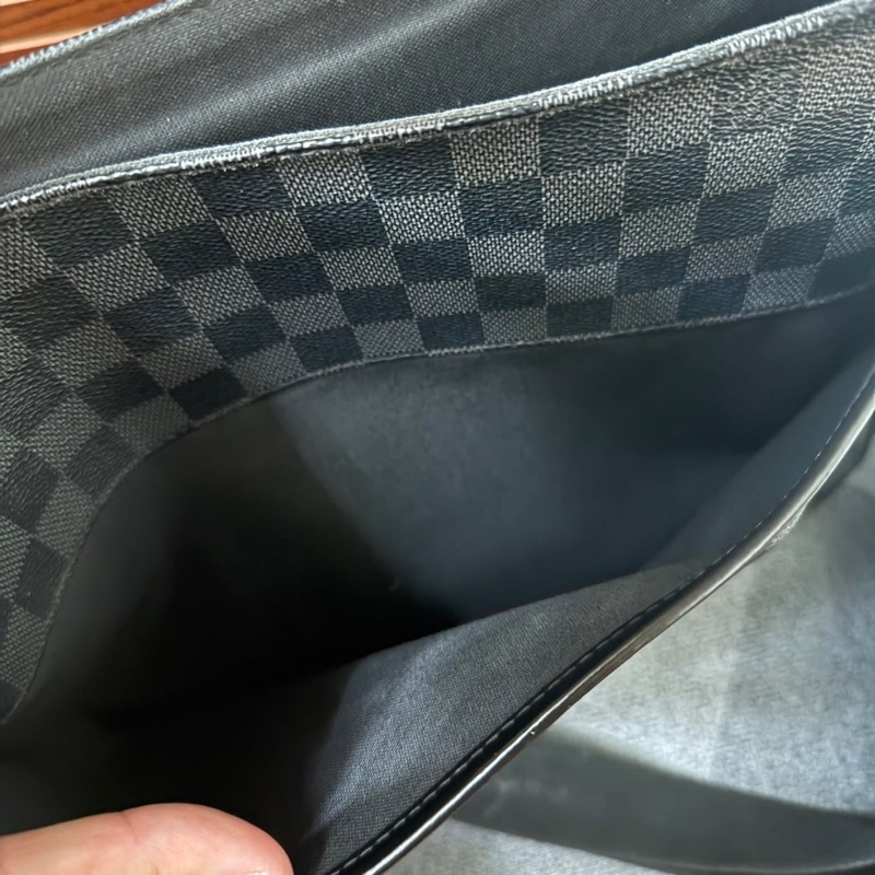 N58029  Lv棋盤格側背包-9