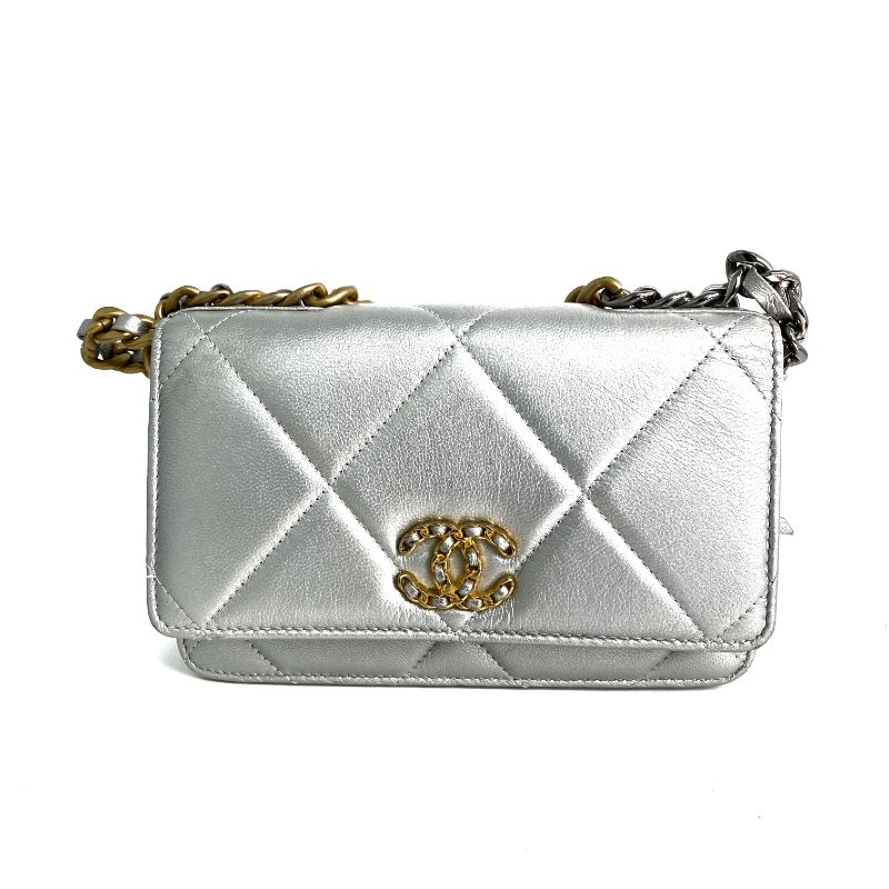 △ Chanel 香奈兒 19 SIlver Lambskin Silver And Gold Tone Metal Ruthenium-Finish Metal Wallet On Chain No.30 19銀色小羊皮銀色和金色金屬鍍釕金屬鎖鏈銀包No.30 - 257022474-1