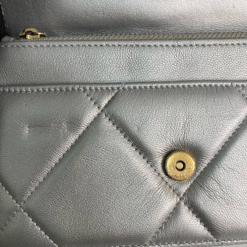 △ Chanel 香奈兒 19 SIlver Lambskin Silver And Gold Tone Metal Ruthenium-Finish Metal Wallet On Chain No.30 19銀色小羊皮銀色和金色金屬鍍釕金屬鎖鏈銀包No.30 - 257022474-14