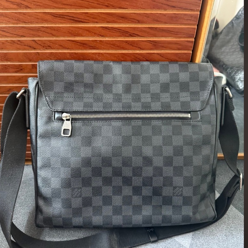 Lv棋盤格側背包-1