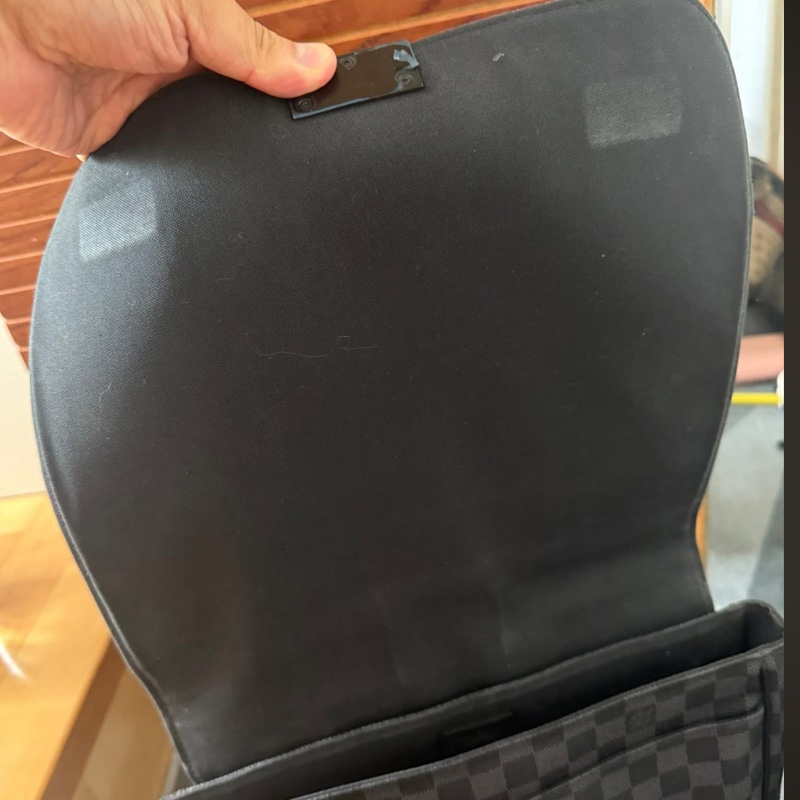 Lv棋盤格側背包-5