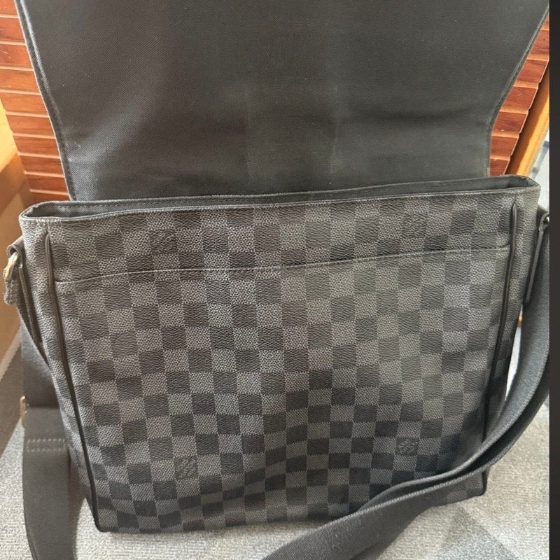 Lv棋盤格側背包-7