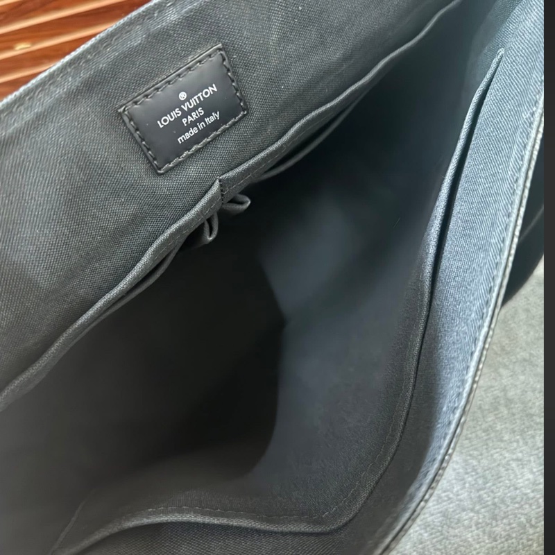 Lv棋盤格側背包-8