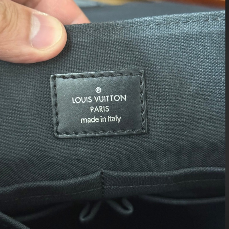 Lv棋盤格側背包-10