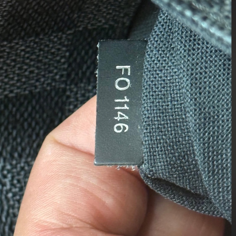 Lv棋盤格側背包-11