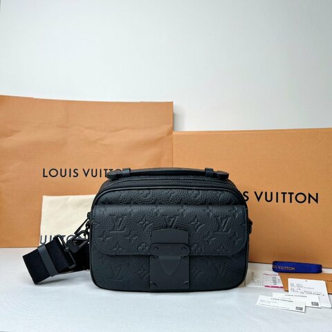 LV 全新S Lock牛皮壓花郵差包