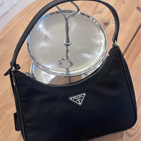 【全🆕】 PRADA Re-Edition hobo 2005 經典銀扣三角標Hobo 腋下包手提包單肩包 迷你 mini