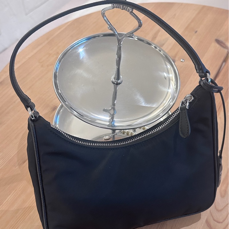 【全🆕】 PRADA Re-Edition hobo 2005 經典銀扣三角標Hobo 腋下包手提包單肩包 迷你 mini-1