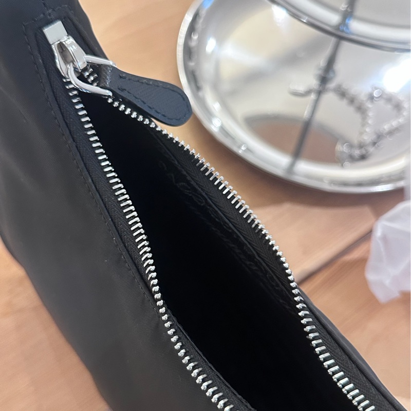 【全🆕】 PRADA Re-Edition hobo 2005 經典銀扣三角標Hobo 腋下包手提包單肩包 迷你 mini-5