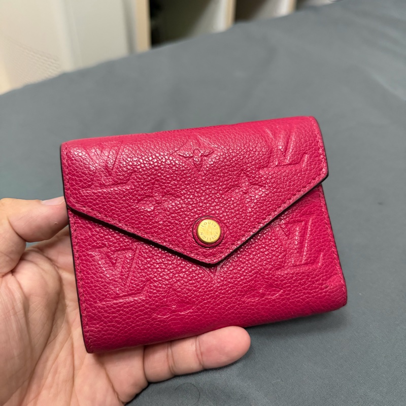 Lv 壓紋三折扣式短夾-0