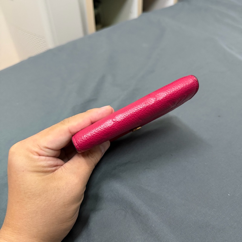 Lv 壓紋三折扣式短夾-4