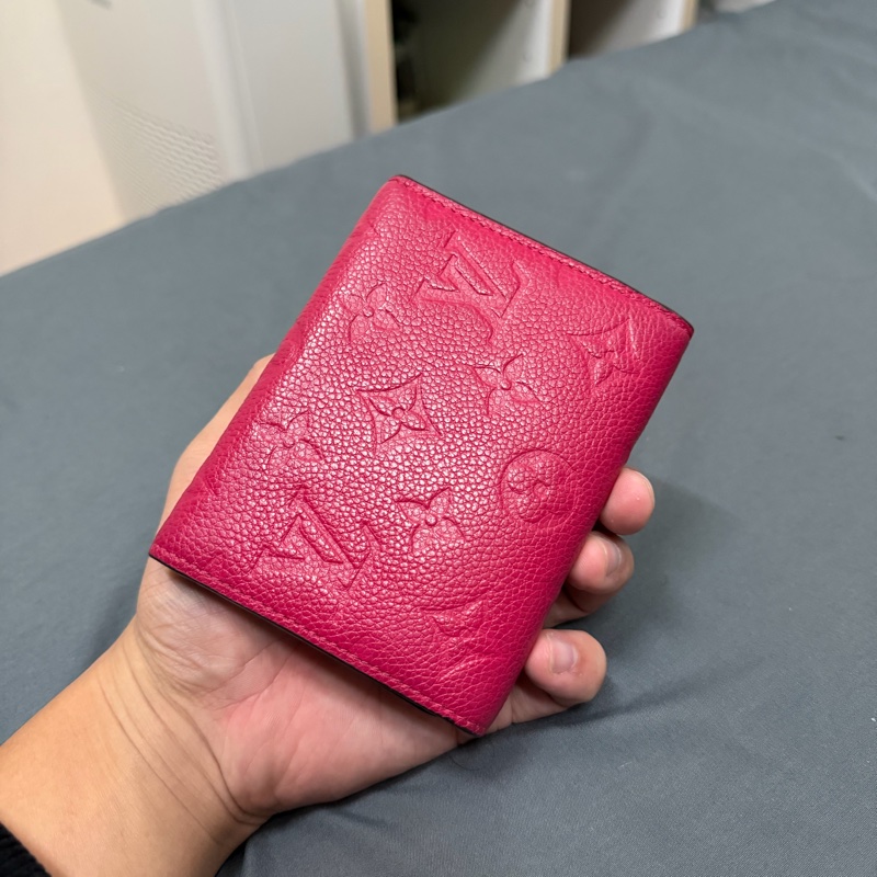 Lv 壓紋三折扣式短夾-5