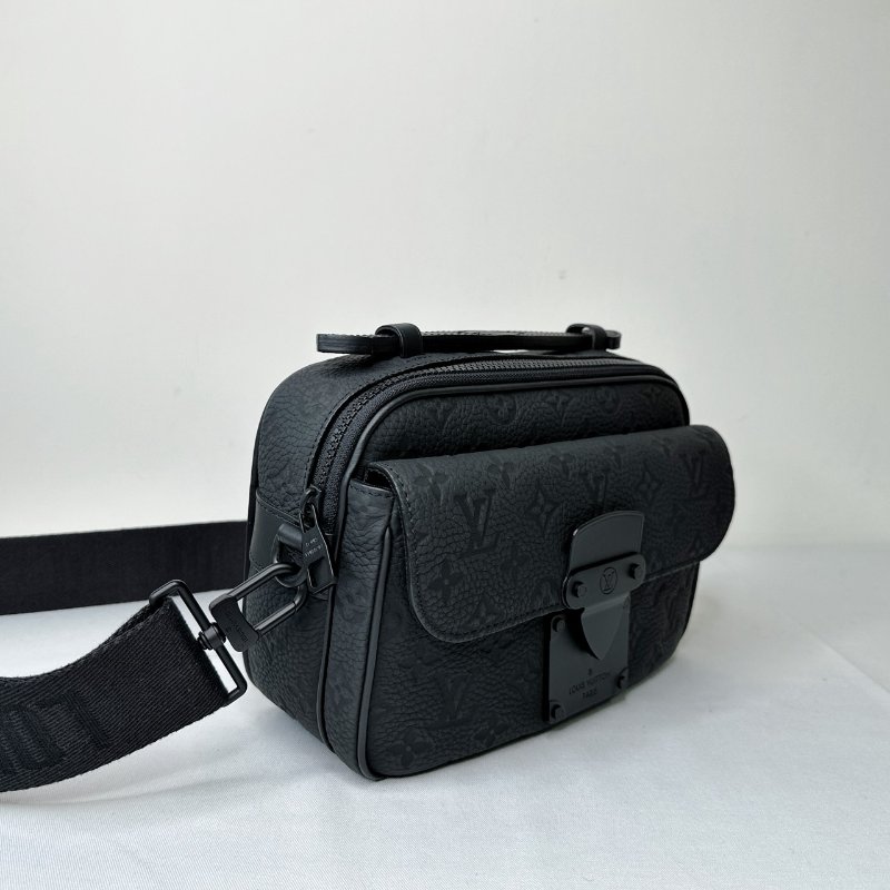 LV 全新S Lock牛皮壓花郵差包-3