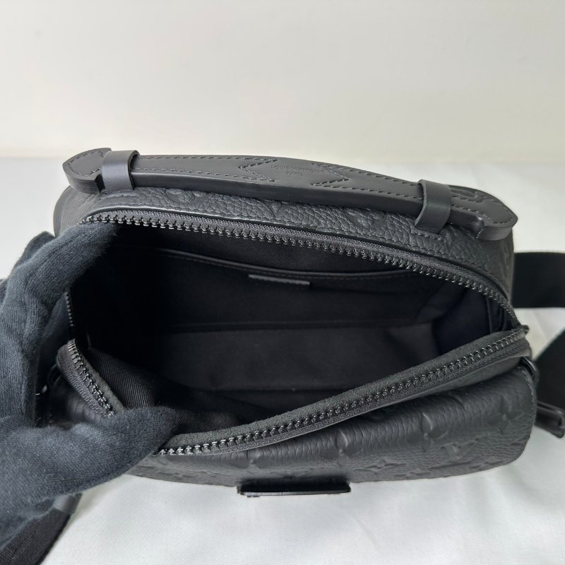 LV 全新S Lock牛皮壓花郵差包-5