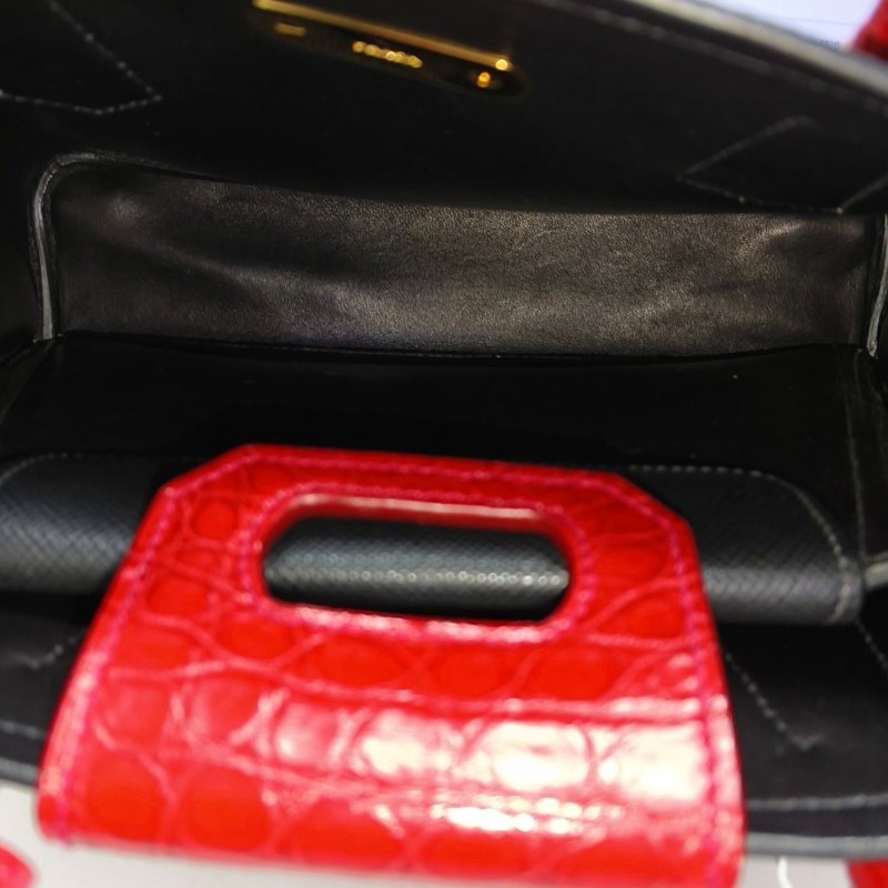 PRADA Double黑色牛皮十字紋單肩包 金色五金 可拆卸肩帶-6