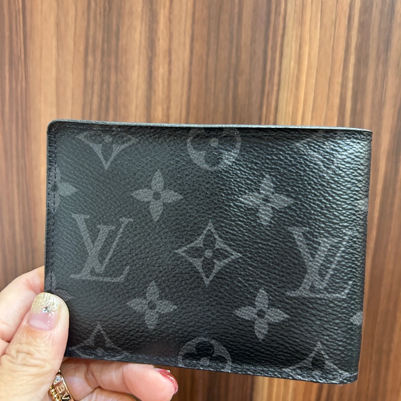 LV 黑灰原花對開5卡交叉短夾-1