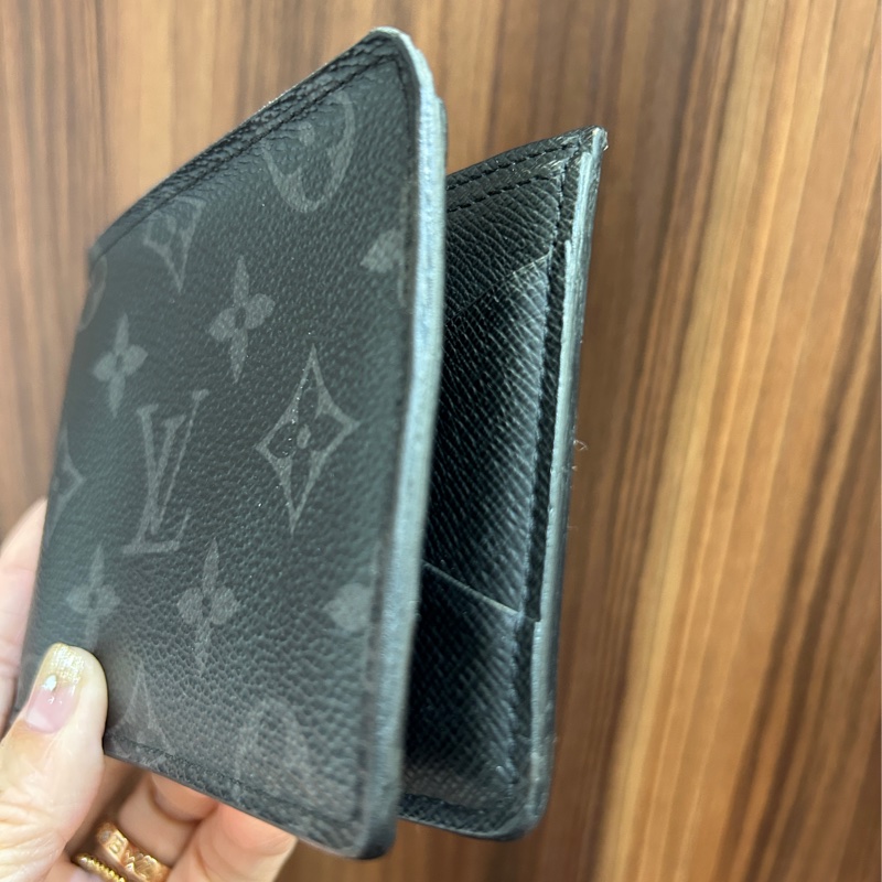 LV 黑灰原花對開5卡交叉短夾-2