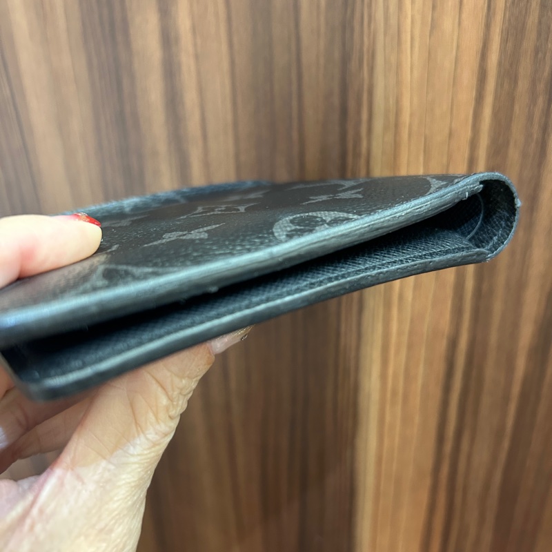 LV 黑灰原花對開5卡交叉短夾-5