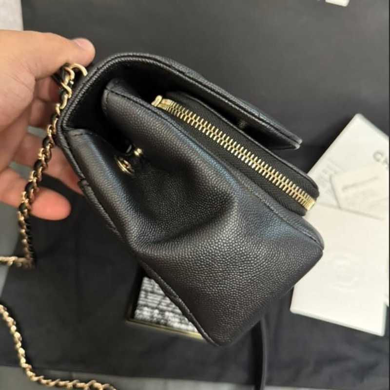 Chanel 黑色荔枝牛皮金釦郵差包 小號-3