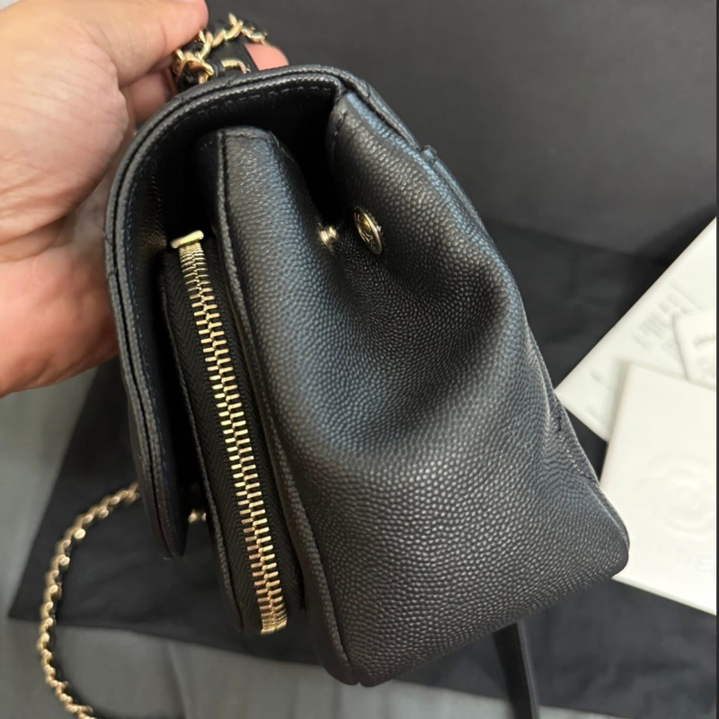 Chanel 黑色荔枝牛皮金釦郵差包 小號-5