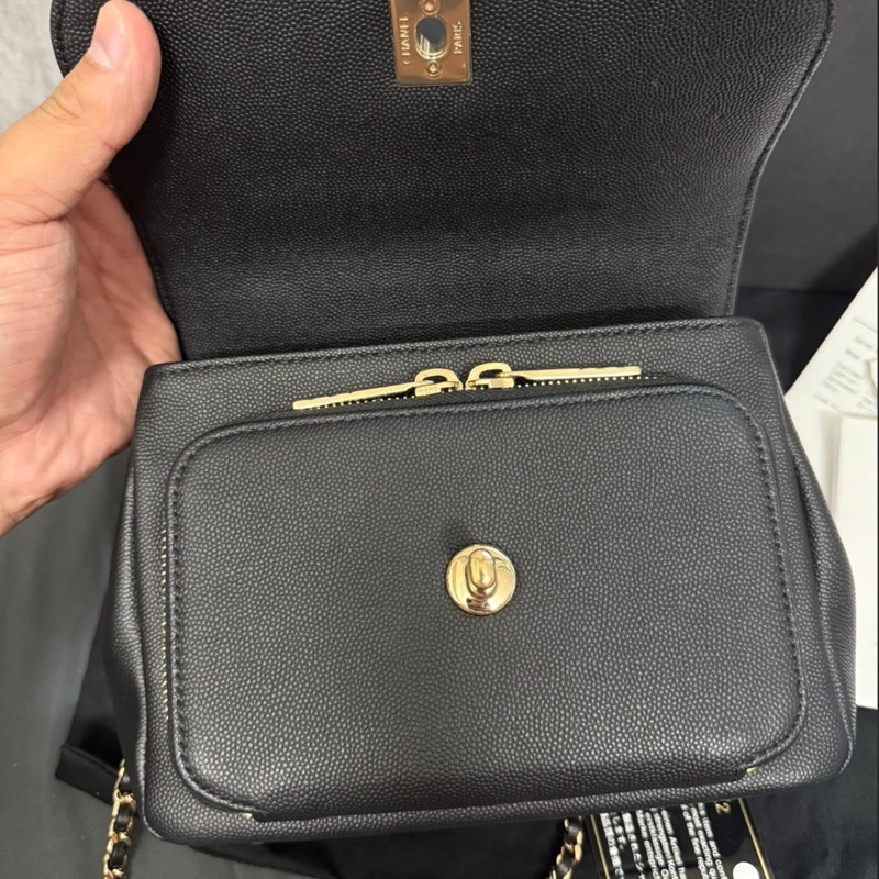 Chanel 黑色荔枝牛皮金釦郵差包 小號-7