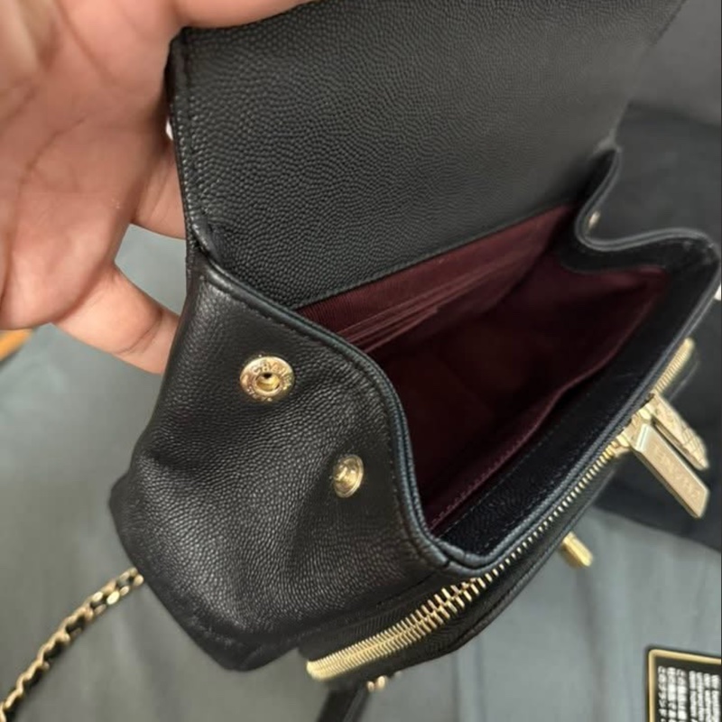 Chanel 黑色荔枝牛皮金釦郵差包 小號-10