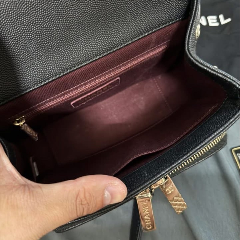 Chanel 黑色荔枝牛皮金釦郵差包 小號-11