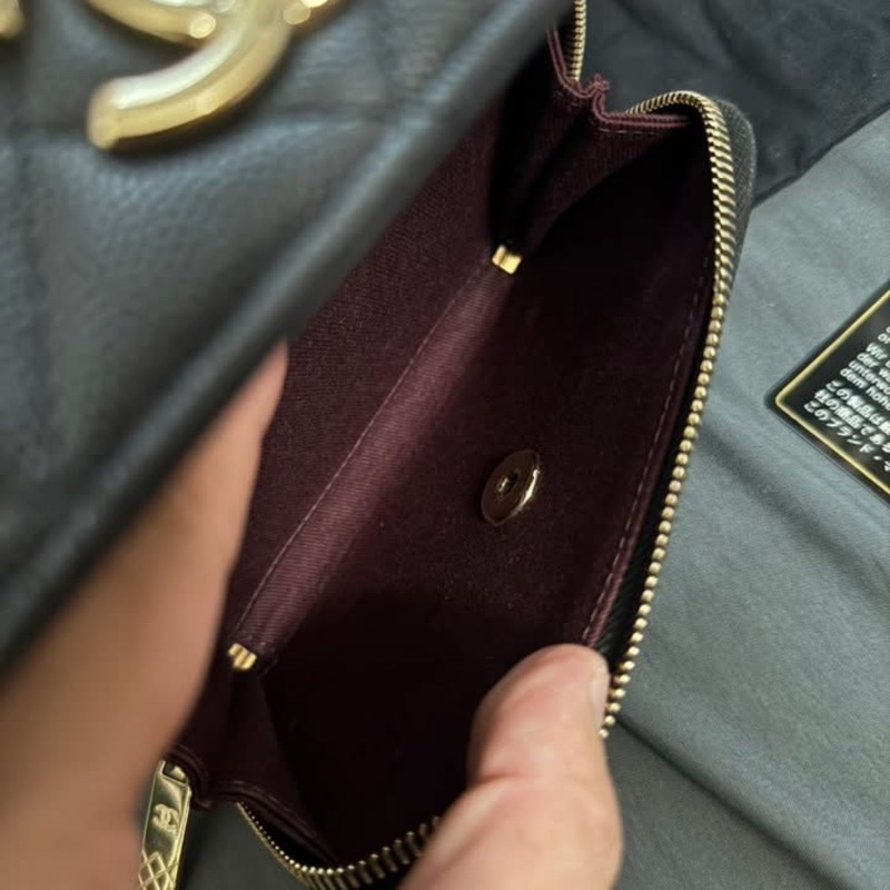 Chanel 黑色荔枝牛皮金釦郵差包 小號-12