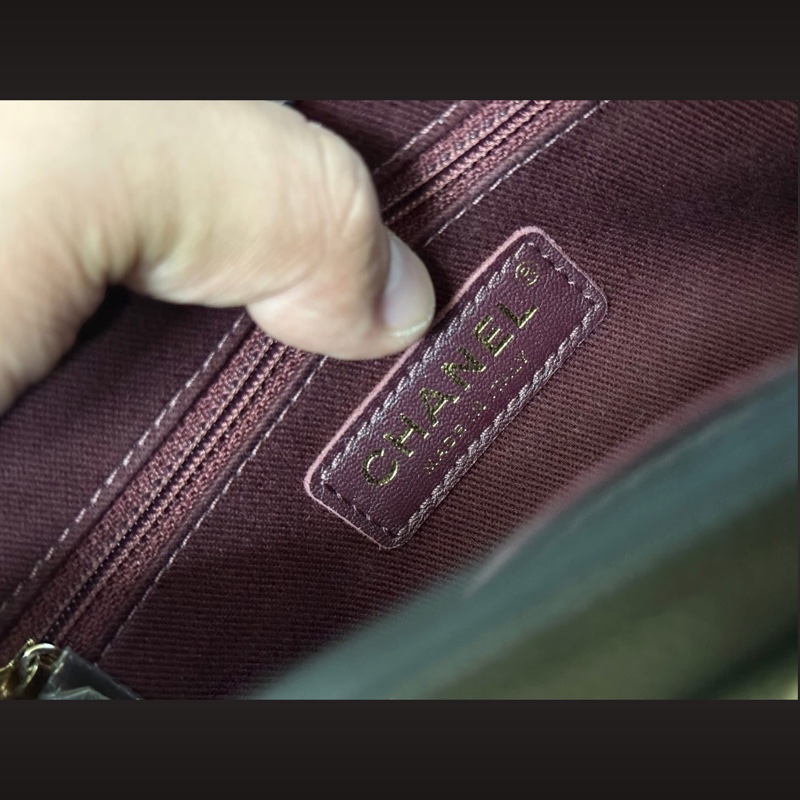 Chanel 黑色荔枝牛皮金釦郵差包 小號-14