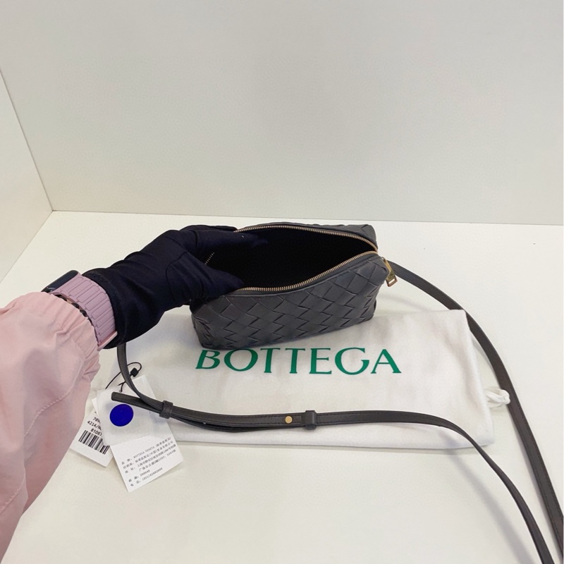 【98新以上閒置吊牌在🆕】BV  深灰色金扣 全皮編織斜挎小方包-7