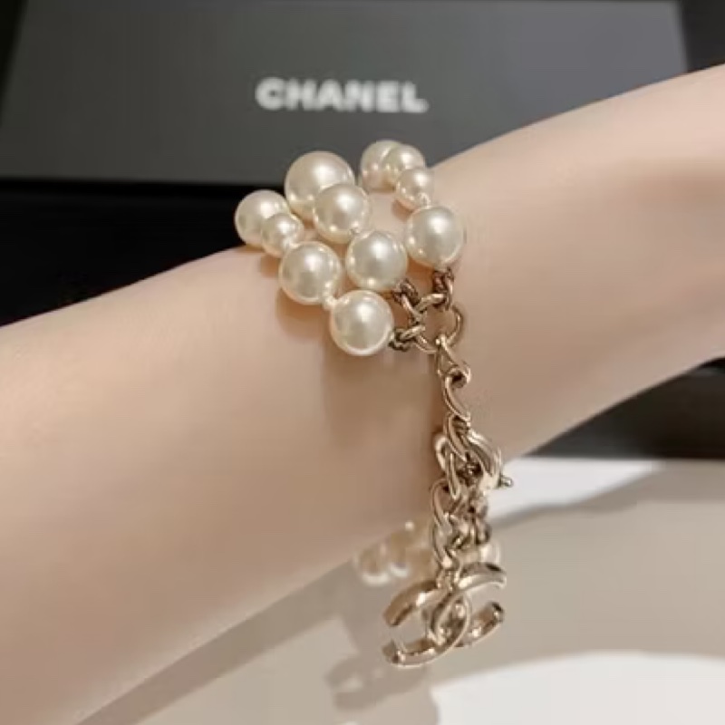 Chanel 珍珠墜飾雙 C Logo手鍊-8
