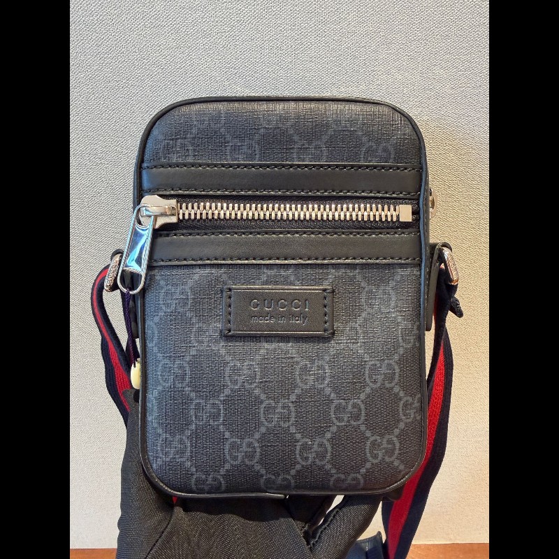 Gucci GG Supreme 老花黑色郵差包-12