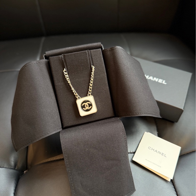 【99新帶盒🆕】Chanel 23c黑白琺瑯方塊choker項鍊-0
