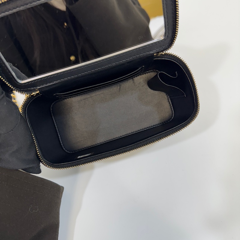 CHANEL黑金小牛皮23P字母手柄長盒子AP3243-5