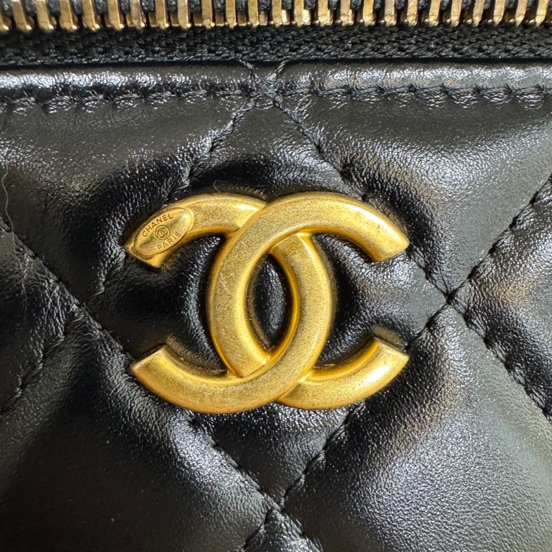 CHANEL黑金小牛皮23P字母手柄長盒子AP3243-8