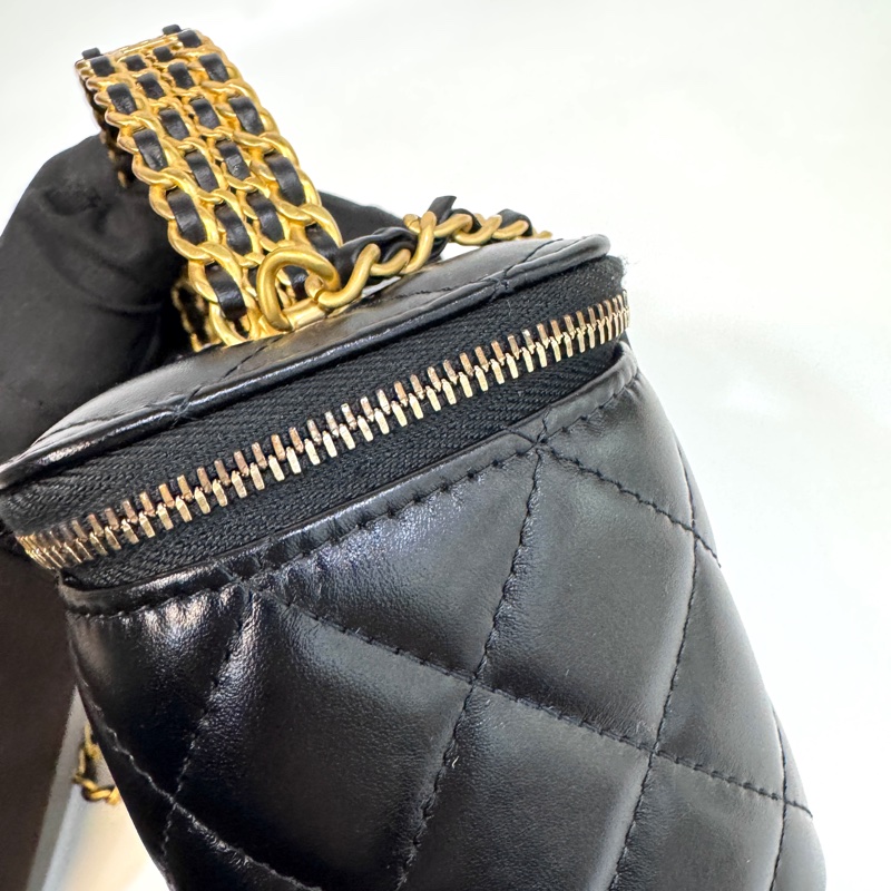 CHANEL黑金小牛皮23P字母手柄長盒子AP3243-12