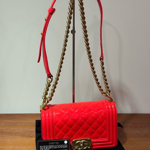 CHANEL Boy 20cm 橙紅色 漆皮配金鏈斜孭袋