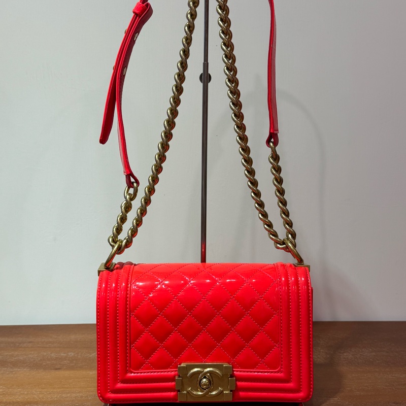 CHANEL Boy 20cm 橙紅色 漆皮配金鏈斜孭袋-1